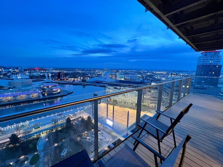 Spacious 2 Bedroom Flat Stunning Waterside View Manchester Exterior foto
