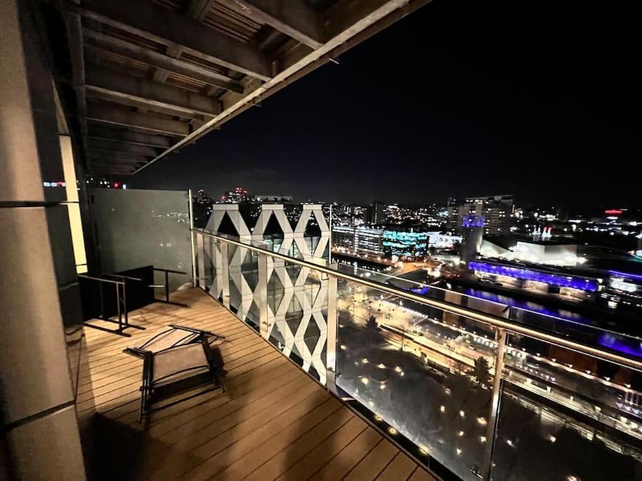Spacious 2 Bedroom Flat Stunning Waterside View Manchester Exterior foto