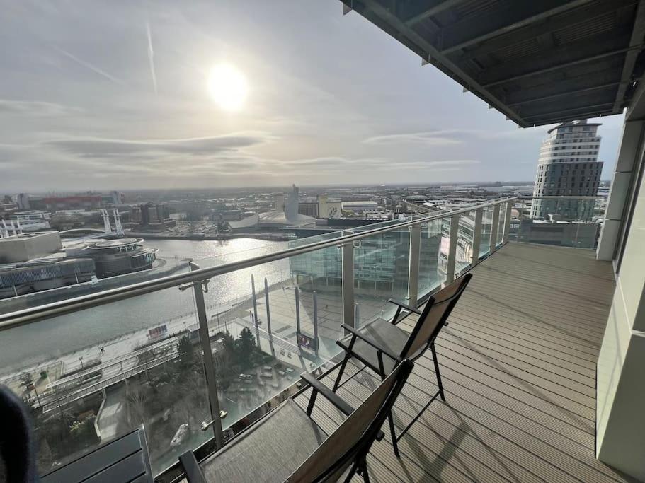 Spacious 2 Bedroom Flat Stunning Waterside View Manchester Exterior foto